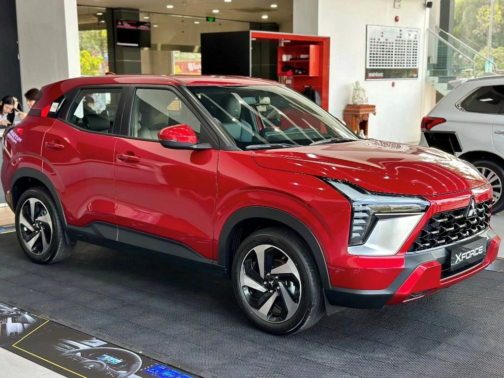 gia xe mitsubishi Xforce mau do